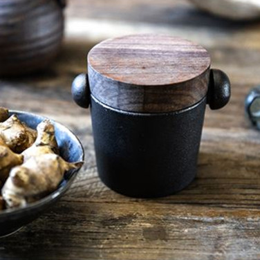 Mortel i gjutjärn och valnöt